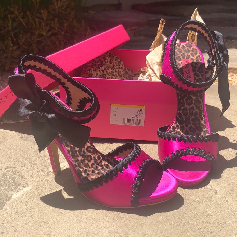 Betsey Johnson satin fuschia joe size 7